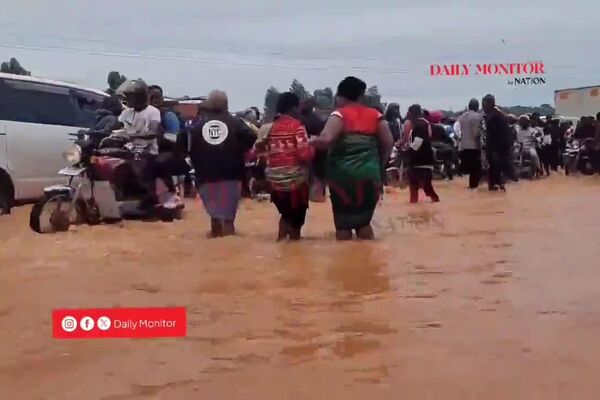 በኡጋንዳ መዲና ካምፓላ ከረቡዕ ጀምሮ መጣል የጀመረው ከባድ ዝናብ ከተማዋን አጥለቀለቀ - Sputnik አፍሪካ