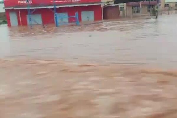 በኡጋንዳ መዲና ካምፓላ ከረቡዕ ጀምሮ መጣል የጀመረው ከባድ ዝናብ ከተማዋን አጥለቀለቀ - Sputnik አፍሪካ
