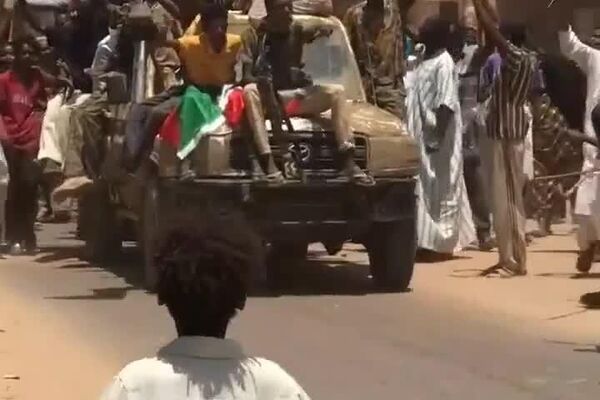 የሱዳን ጦር በፈጥኖ ደራሽ ኃይል ላይ ድል መቀዳጀቱንና ካርቱምን መቆጣጠሩን ተከትሎ የሱዳን ሕዝብ ደስታውን በመግለፅ ላይ ይገኛል የሱዳን ጦር በፈጥኖ ደራሽ ኃይል ላይ ድል መቀዳጀቱንና ካርቱምን መቆጣጠሩን ተከትሎ የሱዳን ሕዝብ ደስታውን በመግለፅ ላይ ይገኛል - Sputnik አፍሪካ