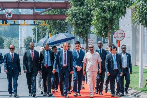 ጠቅላይ ሚኒስትር ዐቢይ አሕመድ ቬይትናም ውስጥ የፀሐይ ፓነሎችን የሚያመርተው ቶዮ ሶላር በኢትዮጵያ የሚያደርገውን እንቅስቃሴ እንዲያሰፋ ጠየቁ ጠቅላይ ሚኒስትር ዐቢይ አሕመድ ቬይትናም ውስጥ የፀሐይ ፓነሎችን የሚያመርተው ቶዮ ሶላር በኢትዮጵያ የሚያደርገውን እንቅስቃሴ እንዲያሰፋ ጠየቁ - Sputnik አፍሪካ