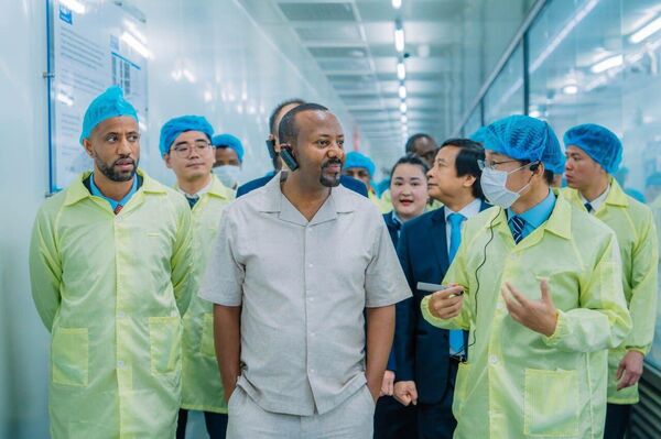 ጠቅላይ ሚኒስትር ዐቢይ አሕመድ ቬይትናም ውስጥ የፀሐይ ፓነሎችን የሚያመርተው ቶዮ ሶላር በኢትዮጵያ የሚያደርገውን እንቅስቃሴ እንዲያሰፋ ጠየቁ ጠቅላይ ሚኒስትር ዐቢይ አሕመድ ቬይትናም ውስጥ የፀሐይ ፓነሎችን የሚያመርተው ቶዮ ሶላር በኢትዮጵያ የሚያደርገውን እንቅስቃሴ እንዲያሰፋ ጠየቁ - Sputnik አፍሪካ