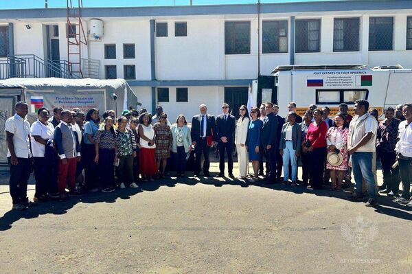 ሩሲያ አደገኛ ኢንፌክሽኖችን ለመርመር የሚያስችል ሁለት ከፍተኛ የቴክኖሎጂ ተንቀሳቃሽ ላቦራቶሪዎችን ለማዳጋስካር አስረከበች ሩሲያ አደገኛ ኢንፌክሽኖችን ለመርመር የሚያስችል ሁለት ከፍተኛ የቴክኖሎጂ ተንቀሳቃሽ ላቦራቶሪዎችን ለማዳጋስካር አስረከበች - Sputnik አፍሪካ