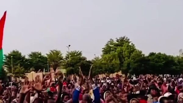በቡርኪናፋሶ ፕሬዝዳንት ኢብራሂም ትራኦሬ የድጋፍ ሰልፍ የሩሲያ ባንዲራ ከፍ ብሎ ተውለበለበ - Sputnik አፍሪካ