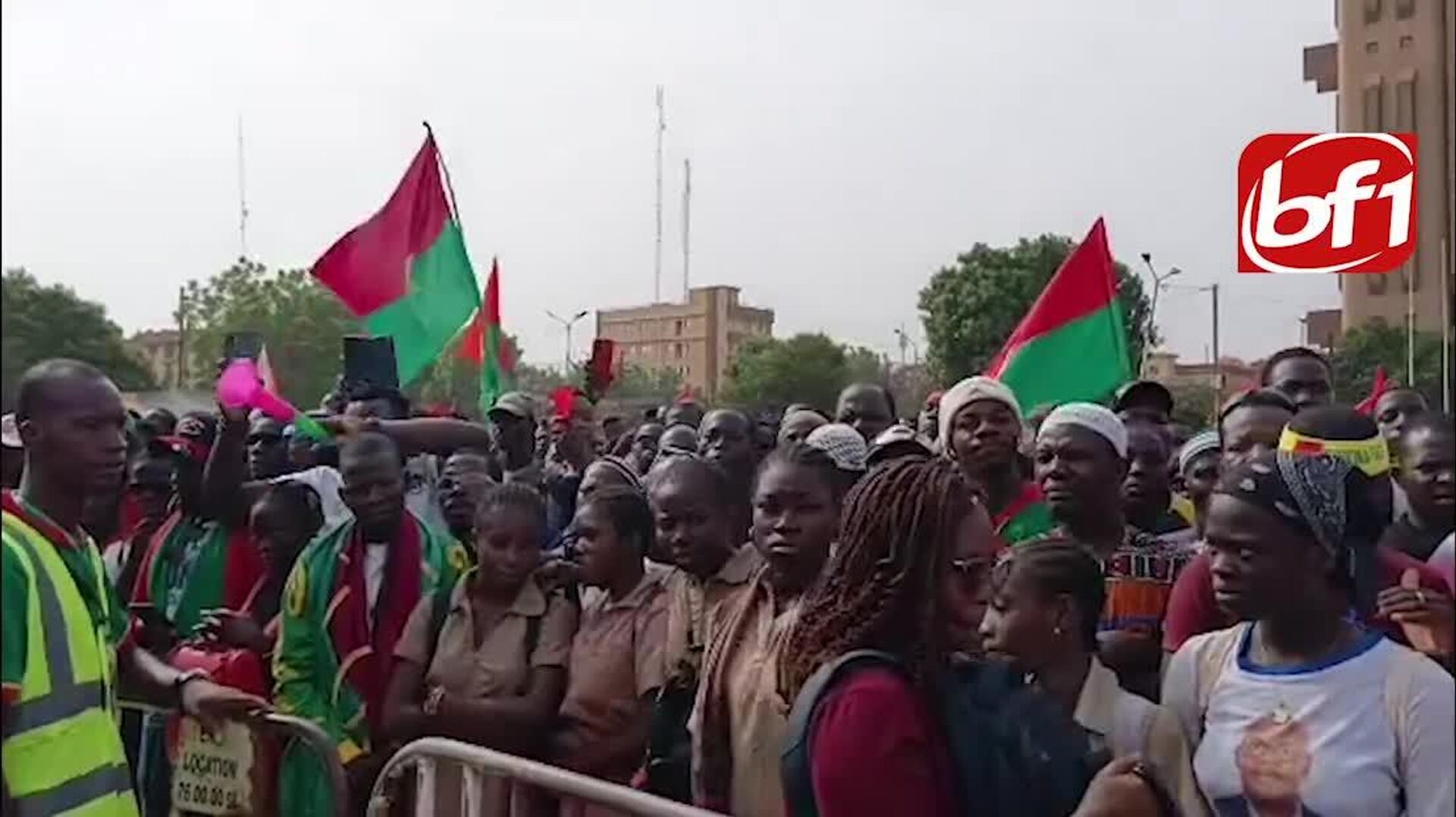 በቡርኪናፋሶ ፕሬዝዳንት ኢብራሂም ትራኦሬ የድጋፍ ሰልፍ የሩሲያ ባንዲራ ከፍ ብሎ ተውለበለበ በቡርኪናፋሶ ፕሬዝዳንት ኢብራሂም ትራኦሬ የድጋፍ ሰልፍ የሩሲያ ባንዲራ ከፍ ብሎ ተውለበለበ - Sputnik አፍሪካ, 1920, 30.04.2025