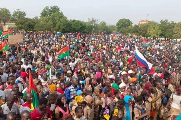 በቡርኪናፋሶ ፕሬዝዳንት ኢብራሂም ትራኦሬ የድጋፍ ሰልፍ የሩሲያ ባንዲራ ከፍ ብሎ ተውለበለበ በቡርኪናፋሶ ፕሬዝዳንት ኢብራሂም ትራኦሬ የድጋፍ ሰልፍ የሩሲያ ባንዲራ ከፍ ብሎ ተውለበለበ - Sputnik አፍሪካ