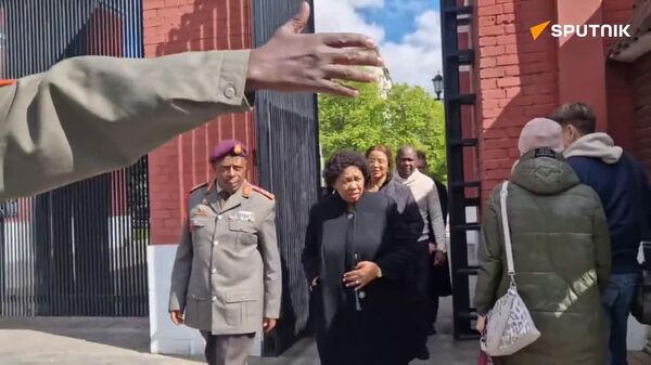 የደቡብ አፍሪካ የመከላከያ ሚኒስትር አንጂ ሞትሼክጋ ሞስኮ በሚገኘው የደቡብ አፍሪካ ኮሙኒስት ፓርቲ ዋና ፀሐፊ ሞስስ ኮታኔ መታሰቢያ ላይ ጉንጉን አበባ አኖሩ - Sputnik አፍሪካ