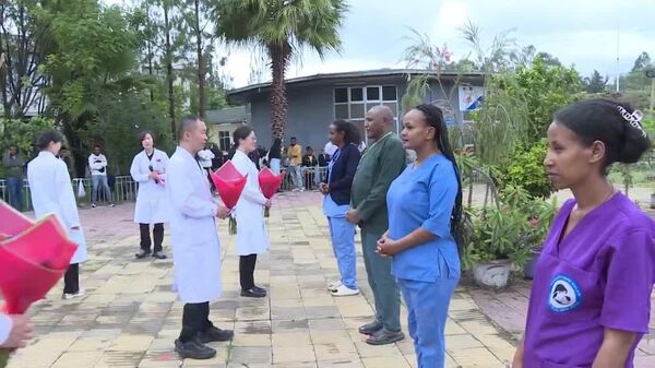 #viral| መልካም የነርሶች ቀን፦ በጥሩነሽ ቤጂንግ ሆስፒታል የሚሠሩ ቻይናውያን የህክምና ባለሙያዎች ዓለም አቀፉን የነርሶች ቀን አስመልክቶ ለሆስፒታሉ ነርሶች እጅ ነስተው አበባ እና ስጦታ አበርክተዋል - Sputnik አፍሪካ
