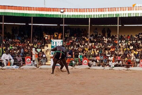 የኒያሜን ነዋሪዎች ያስደሰተው የኒጀር ባሕላዊ የትግል ውድድር የኒያሜን ነዋሪዎች ያስደሰተው የኒጀር ባሕላዊ የትግል ውድድር - Sputnik አፍሪካ
