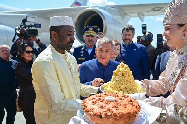 የማሊ ፕሬዝዳንት በሩሲያ ታታርስታን ግዛት ደማቅ አቀባበል ተደረገላቸው የማሊ ፕሬዝዳንት በሩሲያ ታታርስታን ግዛት ደማቅ አቀባበል ተደረገላቸው - Sputnik አፍሪካ