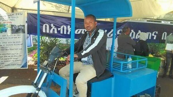 ኢትዮጵያዊው የመካኒካል ኢንጂነር ባሕላዊ እርሻን ያዘምናል የተባለለት የጓሮ አትክልት ዘር መትከያ ፈጠረ - Sputnik አፍሪካ