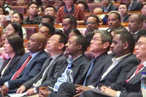 የቻይና የኪነጥበብ ቡድን የሁለትዮሽ ግንኙነት የሚያጠናክር የጥበብ ሥራዎችን በኢትዮጵያ አቀረበ የቻይና የኪነጥበብ ቡድን የሁለትዮሽ ግንኙነት የሚያጠናክር የጥበብ ሥራዎችን በኢትዮጵያ አቀረበ - Sputnik አፍሪካ