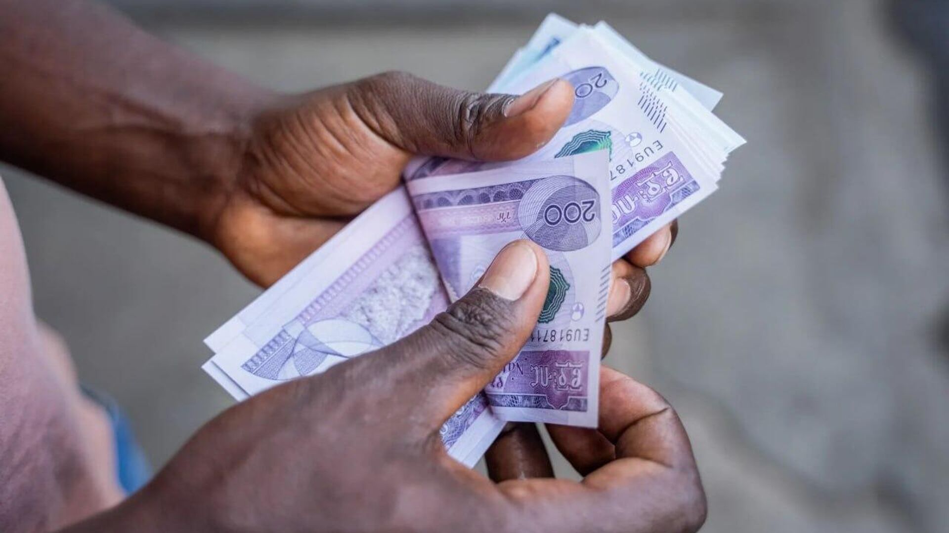የገንዘብ ሚኒስቴር ከ30 ሺህ ብር በላይ የጥሬ ገንዘብ ግብይት ላይ እገዳ የሚጥለውን የሕግ ማሻሻያ ለፓርላማ አቀረበ የገንዘብ ሚኒስቴር ከ30 ሺህ ብር በላይ የጥሬ ገንዘብ ግብይት ላይ እገዳ የሚጥለውን የሕግ ማሻሻያ ለፓርላማ አቀረበ - Sputnik አፍሪካ, 1920, 17.07.2025