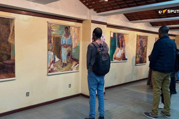 ኢትዮጵያዊው አርቲስት ቴዎድሮስ አበባው በፑሽኪን ማዕከል ሥራውን አቀረበ - Sputnik አፍሪካ