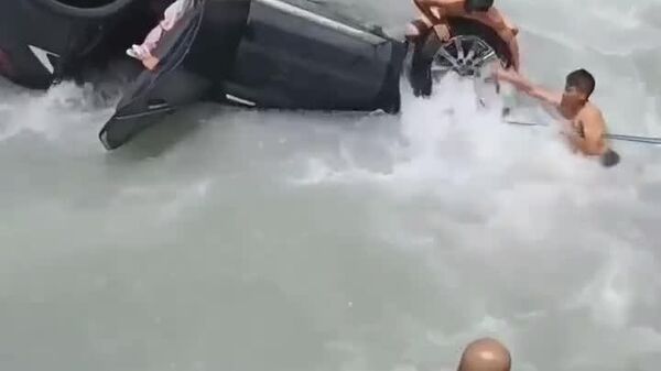 #viral | ጀብደኛ የህይወት አድን በቻይና ሲቹዋን፦ ጀብደኞቹ የመኪና አደጋ የገጠመውን ቤተሰብ ከደራሽ ውሃ ታድገዋል። - Sputnik አፍሪካ