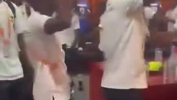 #viral | የማዕከላዊ አፍሪካ ሪፐብሊክ የእግር ኳስ ቡድን ከቡርኪና ፋሶ ጋር ከመጫወቱ በፊት በመልበሻ ክፍል ውስጥ የነበረው ድባብ - Sputnik አፍሪካ