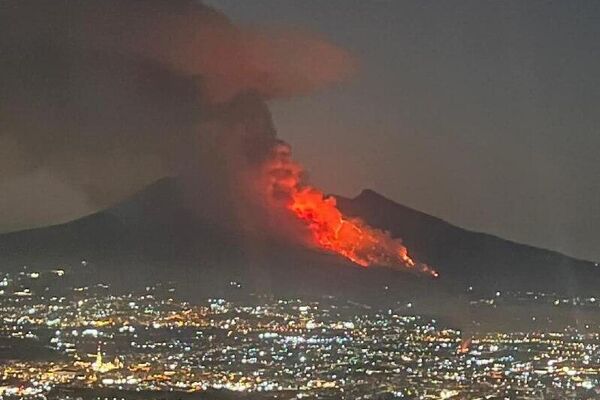 #viral| ፖምፔን ያስታወሰው እሳታ ጎመራ፦ የቬሱቪየስ ተራራ ፍንዳታ አስደናቂ የእሳት ትዕይንት አሳይቷል - Sputnik አፍሪካ