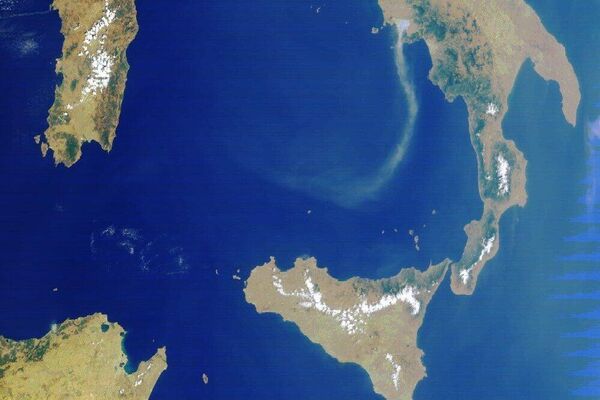 #viral| ፖምፔን ያስታወሰው እሳታ ጎመራ፦ የቬሱቪየስ ተራራ ፍንዳታ አስደናቂ የእሳት ትዕይንት አሳይቷል - Sputnik አፍሪካ