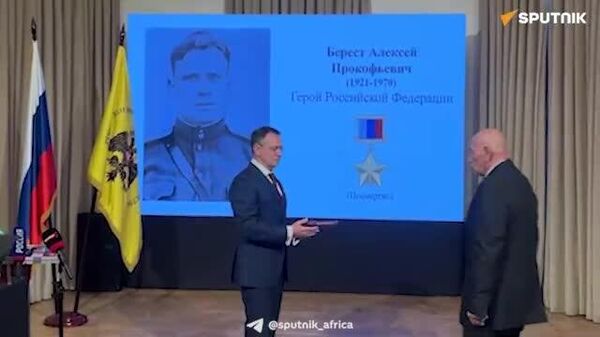 የፑቲን ረዳት ለሁለተኛው የዓለም ጦርነት የቀዩ ጦር ጀግና የልጅ ልጅ የወርቅ ኮከብ አበረከቱ - Sputnik አፍሪካ