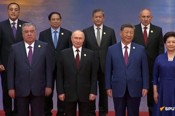 ፑቲን በቲያንጂን የሻንጋይ የትብብር ድርጅት ጉባኤ ለቤተሰባዊ ፎቶ መሪዎችን ተቀላቅለዋል - Sputnik አፍሪካ