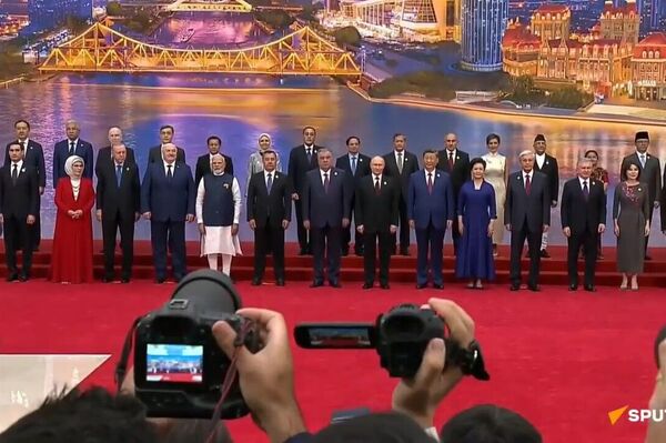 ፑቲን በቲያንጂን የሻንጋይ የትብብር ድርጅት ጉባኤ ለቤተሰባዊ ፎቶ መሪዎችን ተቀላቅለዋል - Sputnik አፍሪካ