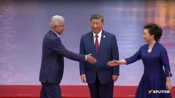ይመልከቱ | ሺ ጂንፒንግ የሻንጋይ የትብብር ድርጅት ጉባኤ ከፍተኛ ደረጃ ተሳታፊዎች ያደረጉት አቀባበል - ሙሉ ተንቀሳቃሽ ምስል - Sputnik አፍሪካ