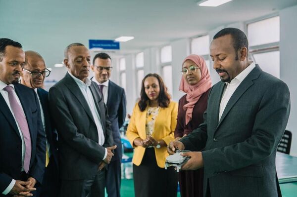 ጠቅላይ ሚኒስትር ዐቢይ አሕመድ አነስተኛ የንግድ ድሮኖች ማምረቻ ይፋ አደረጉ - Sputnik አፍሪካ