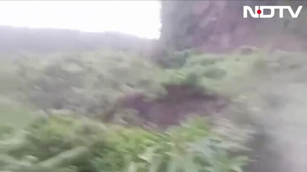 #viral | ከፍተኛ የሆነ ዝናባማ የከርሰ ምድር ውሃ ፍንዳታ በመንገዱ ላይ ያለውን ሁሉ ጠራርጎ ወሰደ - Sputnik አፍሪካ