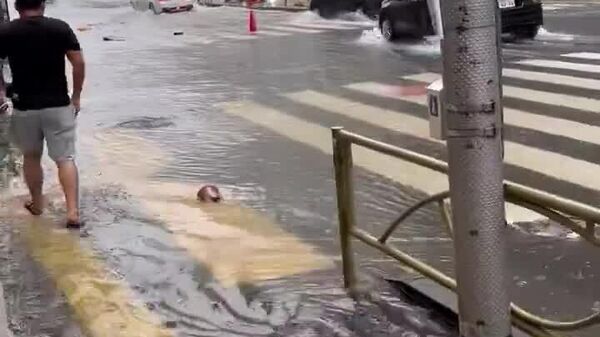 #viral | የቁርጭምጭሚት ያህል ጥልቀት ያለው የጎርፍ ውሃ ሥራ የሚበዛባቸው የቶኪዮ ጎዳናዎችን አስተጓጉሏል - Sputnik አፍሪካ