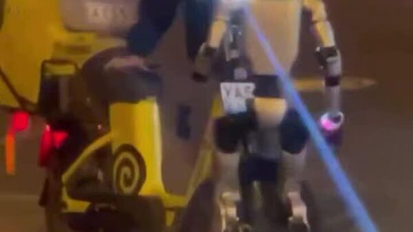 #viral | በሞስኮ የብስክሌት መልዕክተኛ ላይ ጥቃት ሲፈፅም የታየው ሮቦት - Sputnik አፍሪካ