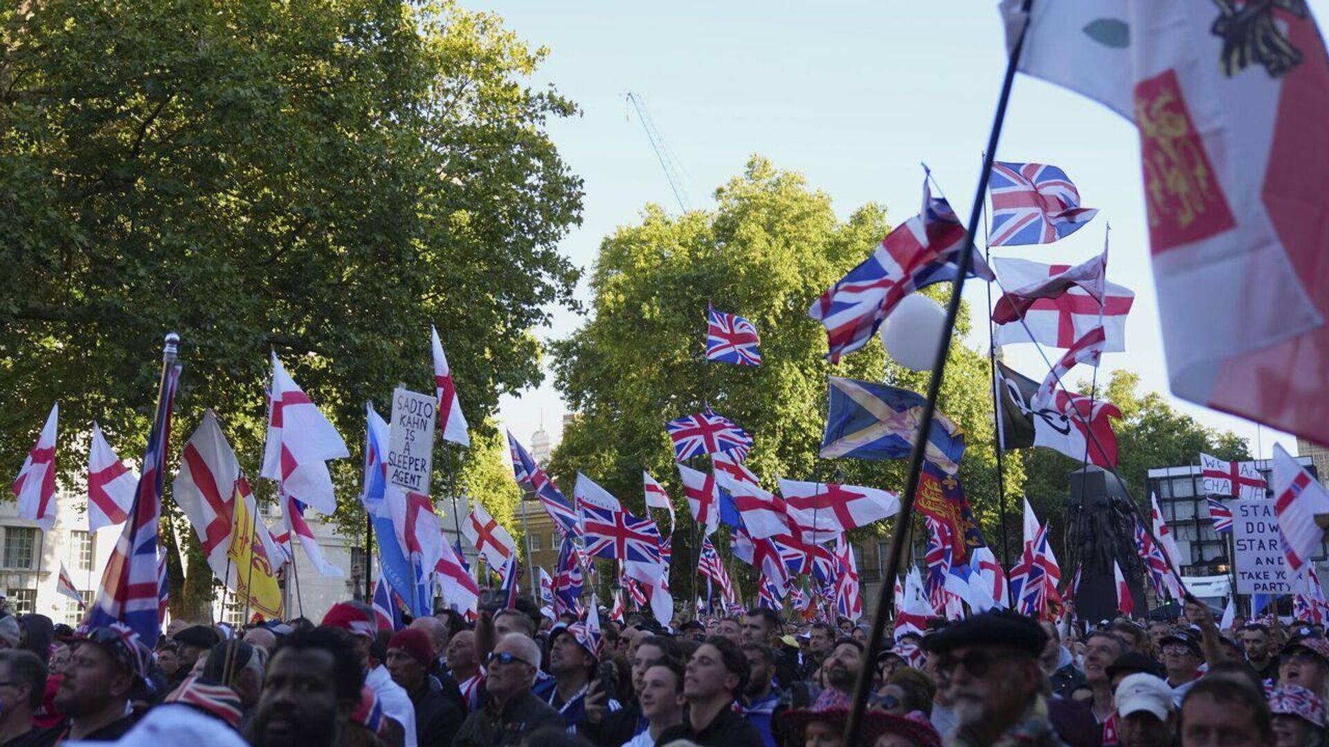 ከኢምግሬሽን ባሻገር፤ የቀድሞ ዲፕሎማት የለንደን ተቃውሞዎች መሠረታዊ መንስኤዎችን ገልፀዋል ከኢምግሬሽን ባሻገር፤ የቀድሞ ዲፕሎማት የለንደን ተቃውሞዎች መሠረታዊ መንስኤዎችን ገልፀዋል - Sputnik አፍሪካ, 1920, 14.09.2025