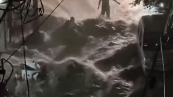 #viral | ሕንዳዊው ጀግና በኃይለኛ የውሃ ማፋሰሻ ቦይ ውስጥ በጎርፍ እየተወሰደ የነበረን አንድ ሞተረኛን ታድጓል፡፡ - Sputnik አፍሪካ