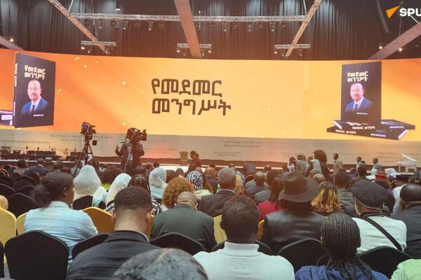 የጠቅላይ ሚኒስትር ዐቢይ አሕመድ አዲሱ ‘የመደመር መንግሥት’ መጽሐፍ እየተመረቀ ነው የጠቅላይ ሚኒስትር ዐቢይ አሕመድ አዲሱ ‘የመደመር መንግሥት’ መጽሐፍ እየተመረቀ ነው - Sputnik አፍሪካ