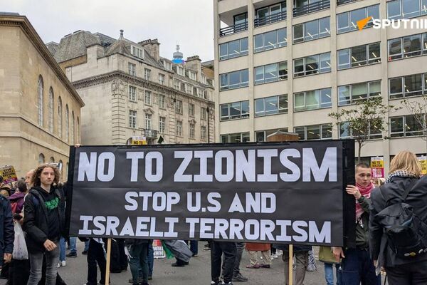 የትራምፕን የብሪታንያ ጉብኝት የሚቃወም ሕዝባዊ ሰልፍ በማዕከላዊ ለንደን ተጀመረ የትራምፕን የብሪታንያ ጉብኝት የሚቃወም ሕዝባዊ ሰልፍ በማዕከላዊ ለንደን ተጀመረ - Sputnik አፍሪካ