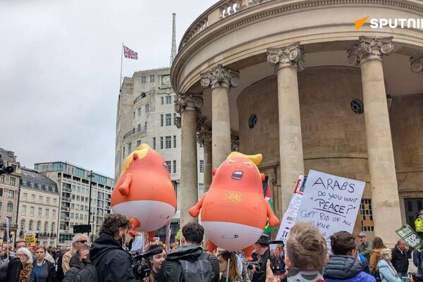 የትራምፕን የብሪታንያ ጉብኝት የሚቃወም ሕዝባዊ ሰልፍ በማዕከላዊ ለንደን ተጀመረ የትራምፕን የብሪታንያ ጉብኝት የሚቃወም ሕዝባዊ ሰልፍ በማዕከላዊ ለንደን ተጀመረ - Sputnik አፍሪካ