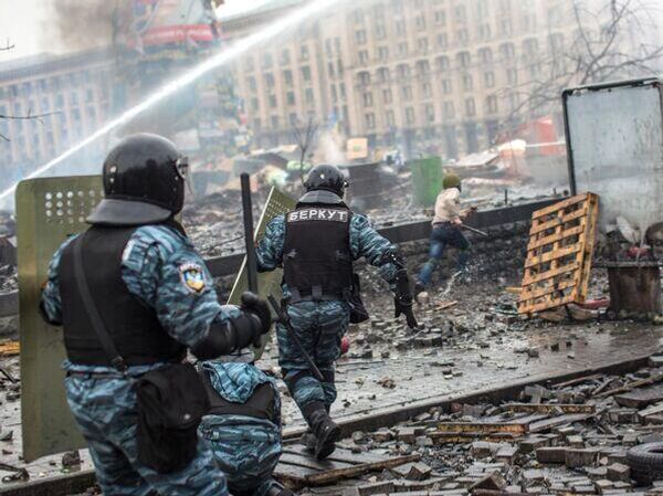 የፖሊስ አባላት በኪየቭ በሚገኘው ማይዳን ነዛሌዥኖስቲ አደባባይ ላይ ይታያሉ፣ እዚያም በተቃዋሚዎችና በፖሊስ መካከል ግጭት ተቀስቅሷል - Sputnik አፍሪካ