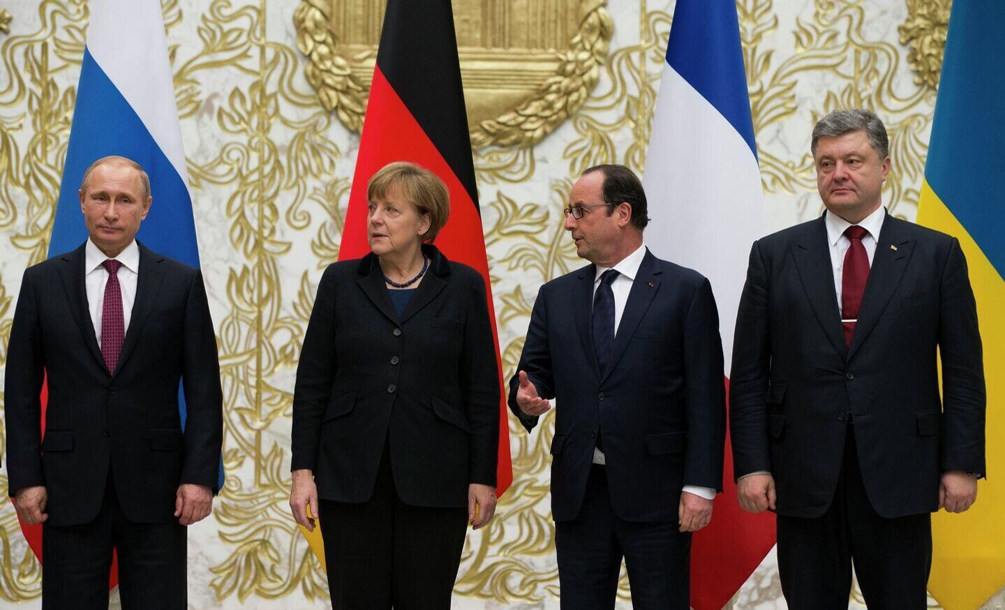 የሩሲያ ፕሬዝዳንት ቭላድሚር ፑቲን፣ የቀድሞው የጀርመን መራሄ መንግሥት አንጌላ ሜርክል፣ የቀድሞው የፈረንሳይ ፕሬዝዳንት ፍራንሷ ኦላንዴ እና የቀድሞ የዩክሬን ፕሬዝዳንት ፒተር ፖሮሼንኮ እ.ኤ.አ የካቲት 15፣ 2015 ለ10 ወር የዘለቀውን የዩክሬን ጦርነት ለማስቆም ያለመ ውይይት ሲያደርጉ  - Sputnik አፍሪካ