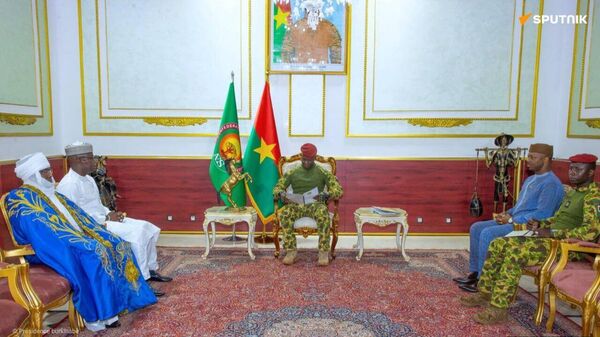 የቡርኪና ፋሶ ፕሬዝዳንት ኢብራሂም ትራኦሬ የሳህል ሀገራት ኮንፌዴሬሽን ፓርላማ ረቂቅ የሕግ ሰነድን ተረከቡ - Sputnik አፍሪካ
