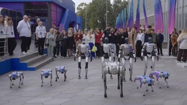 #viral | ሰው መሳይ ሮቦቶች ውሾቻቸውን በሞስኮ ከተማ ይዘው ወጥተዋል - Sputnik አፍሪካ