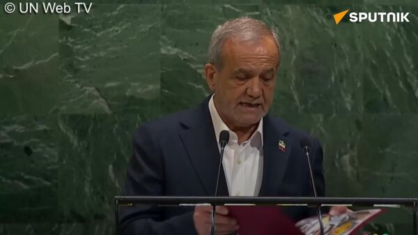 የኢራኑ ፕሬዝዳንት ከእስራኤል በተደረገው የ12-ቀናት ጦርነት የተገደሉ ሰዎችን ፎቶና ታሪክ የያዘ መጽሐፍ በተመድ ጠቅላላ ጉባኤ ወቅት ይፋ አደረጉ - Sputnik አፍሪካ