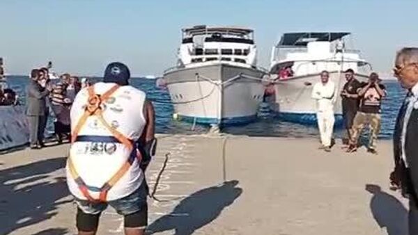 ግብፃዊው 700 ቶን የሚመዝን መርከብ በጥርሱ በመጎተት ሪከርድ አስመዘገበ - Sputnik አፍሪካ