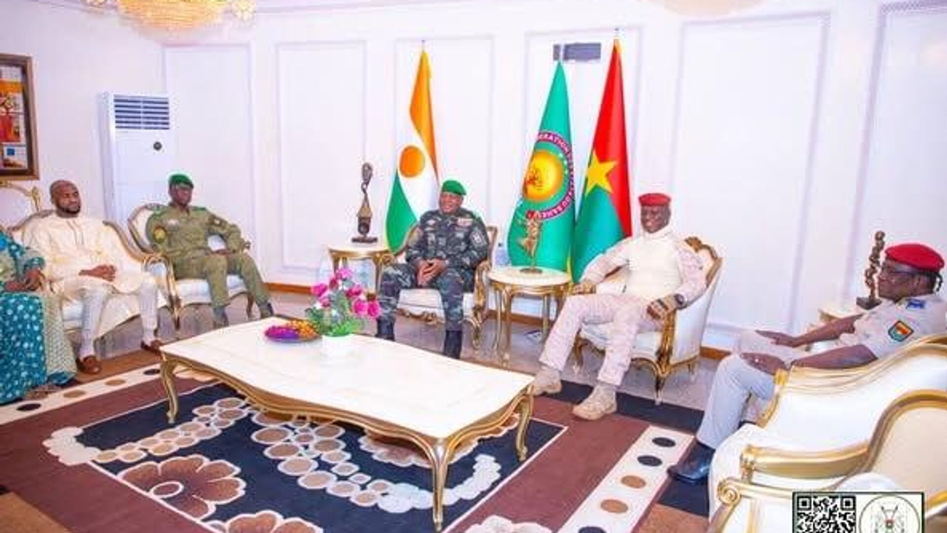 አብዱራህማኔ ቺያኒ ከፍተኛ ደረጃ ውይይት ለማድረግ በኦጋዱጉ ከኢብራሂም ትራኦሬ ጋር ተገናኙ አብዱራህማኔ ቺያኒ ከፍተኛ ደረጃ ውይይት ለማድረግ በኦጋዱጉ ከኢብራሂም ትራኦሬ ጋር ተገናኙ - Sputnik አፍሪካ, 1920, 01.10.2025
