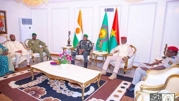 አብዱራህማኔ ቺያኒ ከፍተኛ ደረጃ ውይይት ለማድረግ በኦጋዱጉ ከኢብራሂም ትራኦሬ ጋር ተገናኙ - Sputnik አፍሪካ