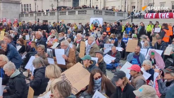 በለንደን ለፍልስጤም ድጋፍ የወጡ በደርዘን የሚቆጠሩ ሰዎች በዩናይትድ ኪንግደም ፖሊስ መታሠራቸውን የስፑትኒክ ባልደረባ ዘገበ - Sputnik አፍሪካ