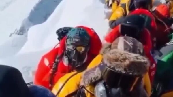 #viral | የኤቨረስት የነፍስ አድን ቀውስ፦ ወደ 1 ሺህ የሚጠጉ ሰዎች ታሪካዊ ነው ከተባለው የኤቨረስት የበረዶ አውሎ ንፋስ ማምለጥ አልቻሉም - Sputnik አፍሪካ