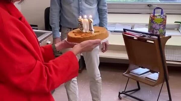 #viral | ጡረታ አይታሰብም፤ በቢሮአቸው ውስጥ የ105ኛ ዓመት ልደታቸውን ያከበሩት አዛውንት - Sputnik አፍሪካ