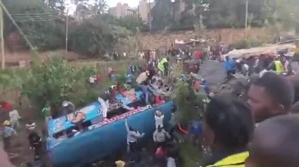 #viral | ኬንያ ውስጥ መንገደኞችን ያሳፈረ አውቶቢስ ወንዝ ውስጥ ወደቀ - Sputnik አፍሪካ