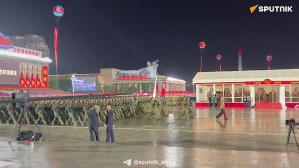 የሰሜን ኮሪያ ወታደሮች የሩሲያ ሰንደቅ ዓላማን በመያዝ ሰልፍ አካሄዱ - Sputnik አፍሪካ
