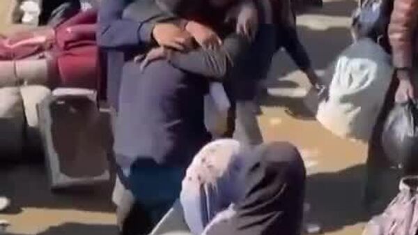 #viral | ልብ የሚነኩ ቅጽበቶች፤ ከሁለት ዓመቱ ግጭት እና መለያየት በኋላ ዳግም የተገናኙት የጋዛ ቤተሰቦች - Sputnik አፍሪካ