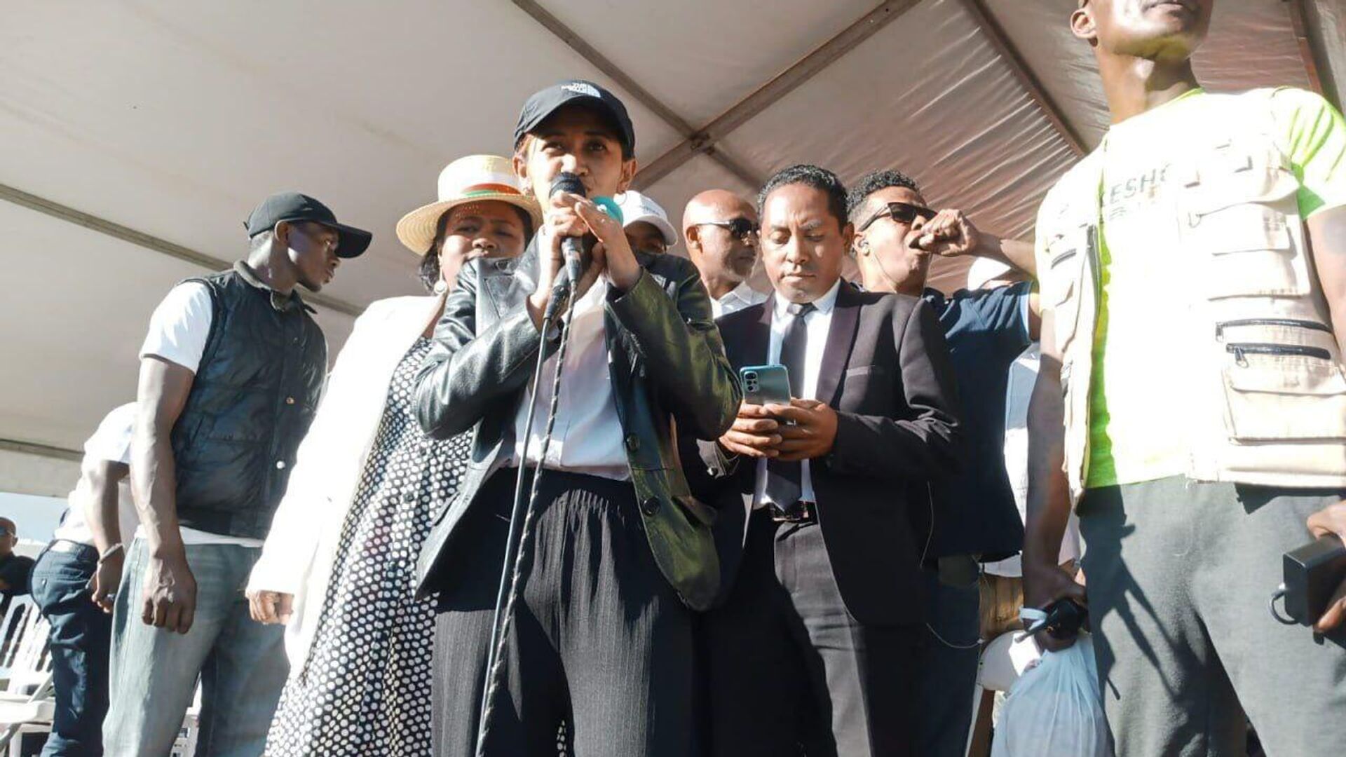 የማዳጋስካር ተቃዋሚዎች ፕሬዝዳንቱ በ48 ሰዓታት ውስጥ እንዲነሱ አስጠነቀቁ የማዳጋስካር ተቃዋሚዎች ፕሬዝዳንቱ በ48 ሰዓታት ውስጥ እንዲነሱ አስጠነቀቁ - Sputnik አፍሪካ, 1920, 12.10.2025