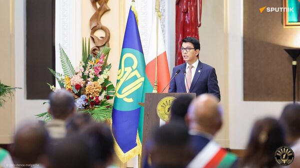ማዳጋስካር በፕሬዝዳንቱ ላይ ከተቃጣው ስጋት ጀርባ ያሉ ሰዎችን እንደምትቀጣ አስታወቀች - Sputnik አፍሪካ